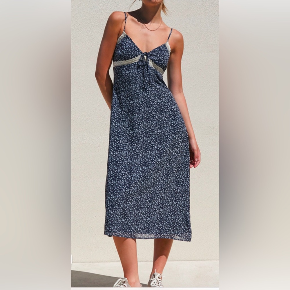 LA Hearts Floral Lace
Trim Midi Dress
FLORAL SML SIZE